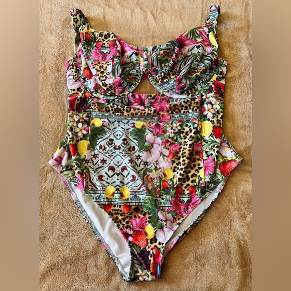 ASOS DESIGN Curve Underwired Swimsuit In Festival Tropical Print - Picture 3 of 13